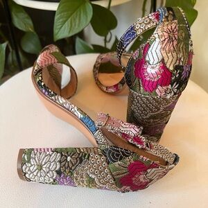 Steve Madden Carrson Floral Brocade Fabric Ankle Strap Block Heel Sandals 8.5